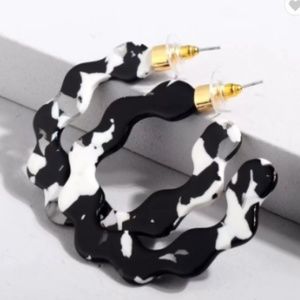 Black & White Tortoise Shell Scallop Hoop Earring
